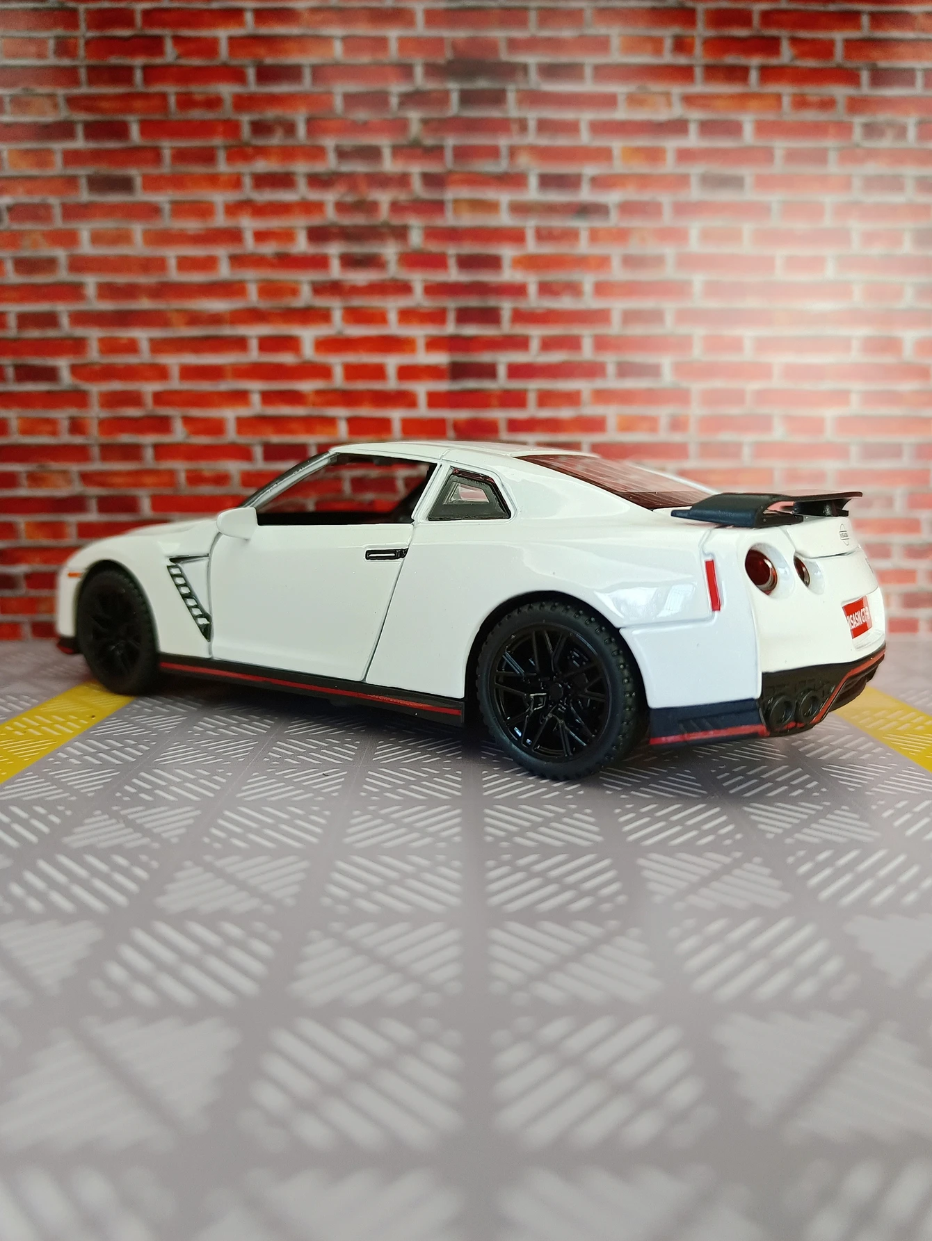 Simulação 1:32 modelo de carro em liga Nissan GTR 35 com peças de balanço de retorno de som e luz, portas e capô do motor, porta-malas podem ser abertas