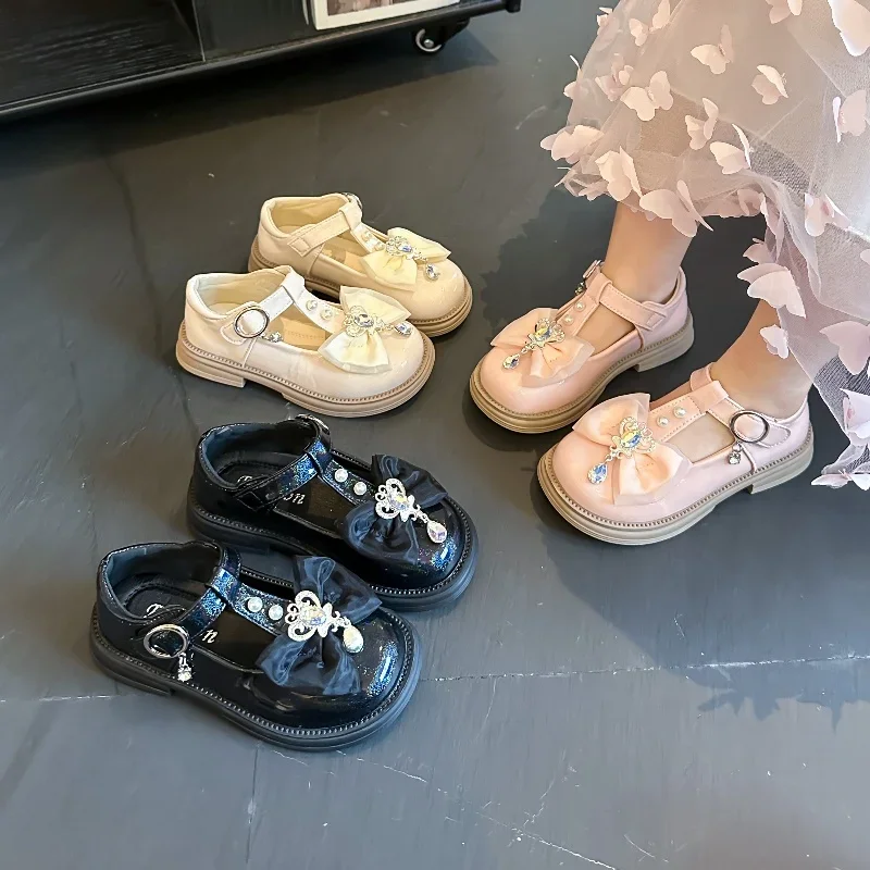 Girls Leather Shoes T-strap Glossy Elegant for Kids with Pendant 2025 Autumn New Children Flat Shoes Round Toes Soft Bottom