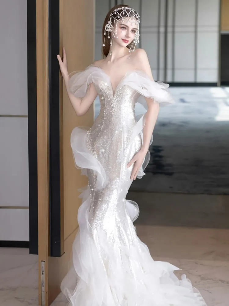 

A new one-shoulder light luxury wedding dress with fishtail tail for banquets