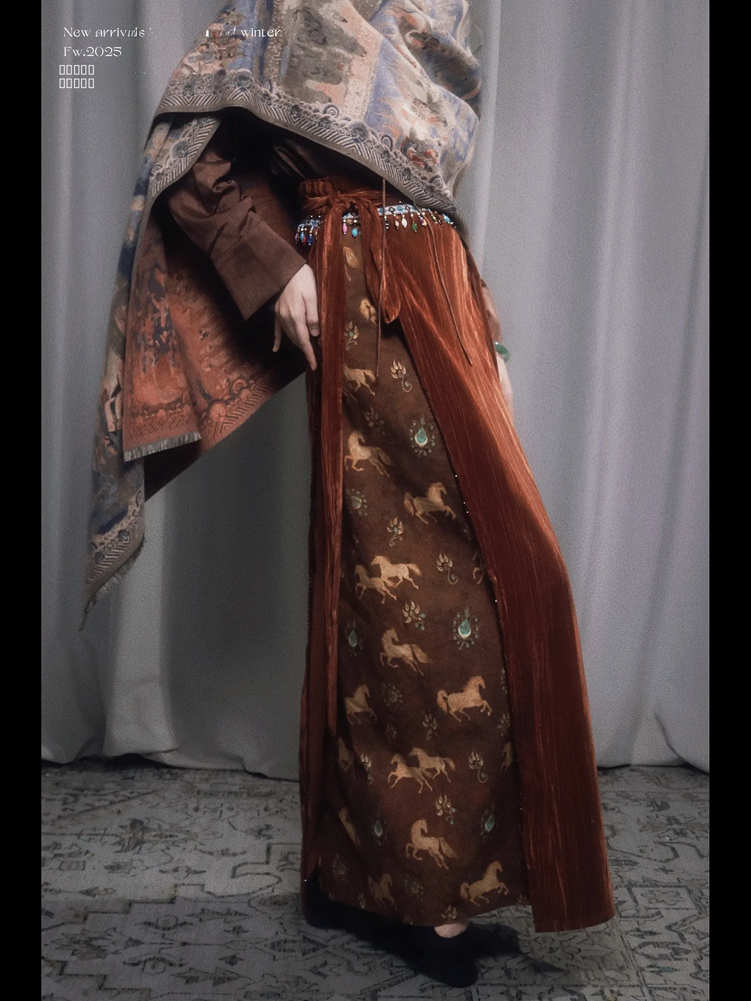 

Новый китайский комплект Ханьфу из бархата и ацетатного атласа для женщин, в стиле Дуньхуан, осенне-зимний этнический костюм для путешествий