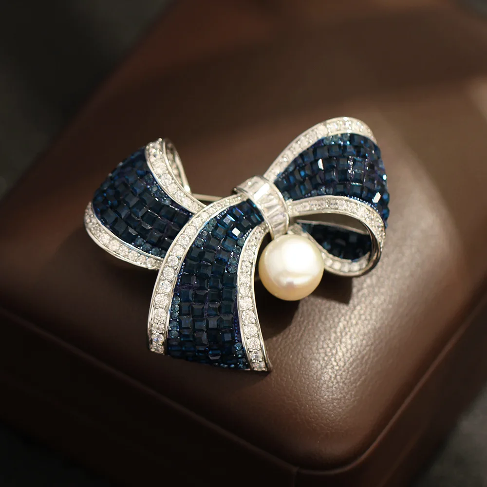 

New Elegant and High-end Blue Crystal inlaid Stone Ribbon Brooch Atmospheric Niche Natural Freshwater Pearl Bow Pin for Women