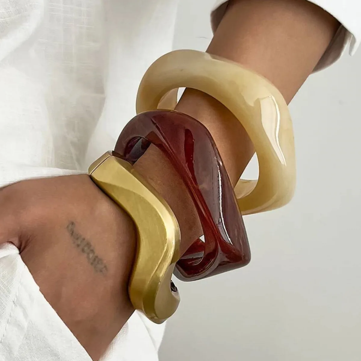 Ingemark 3 Stile Boho-Acrylharz, unregelmäßige Armreifen für Frauen, neue trendige Goth-Armbänder mit breitem Arm, Paar, täglicher Handschmuck