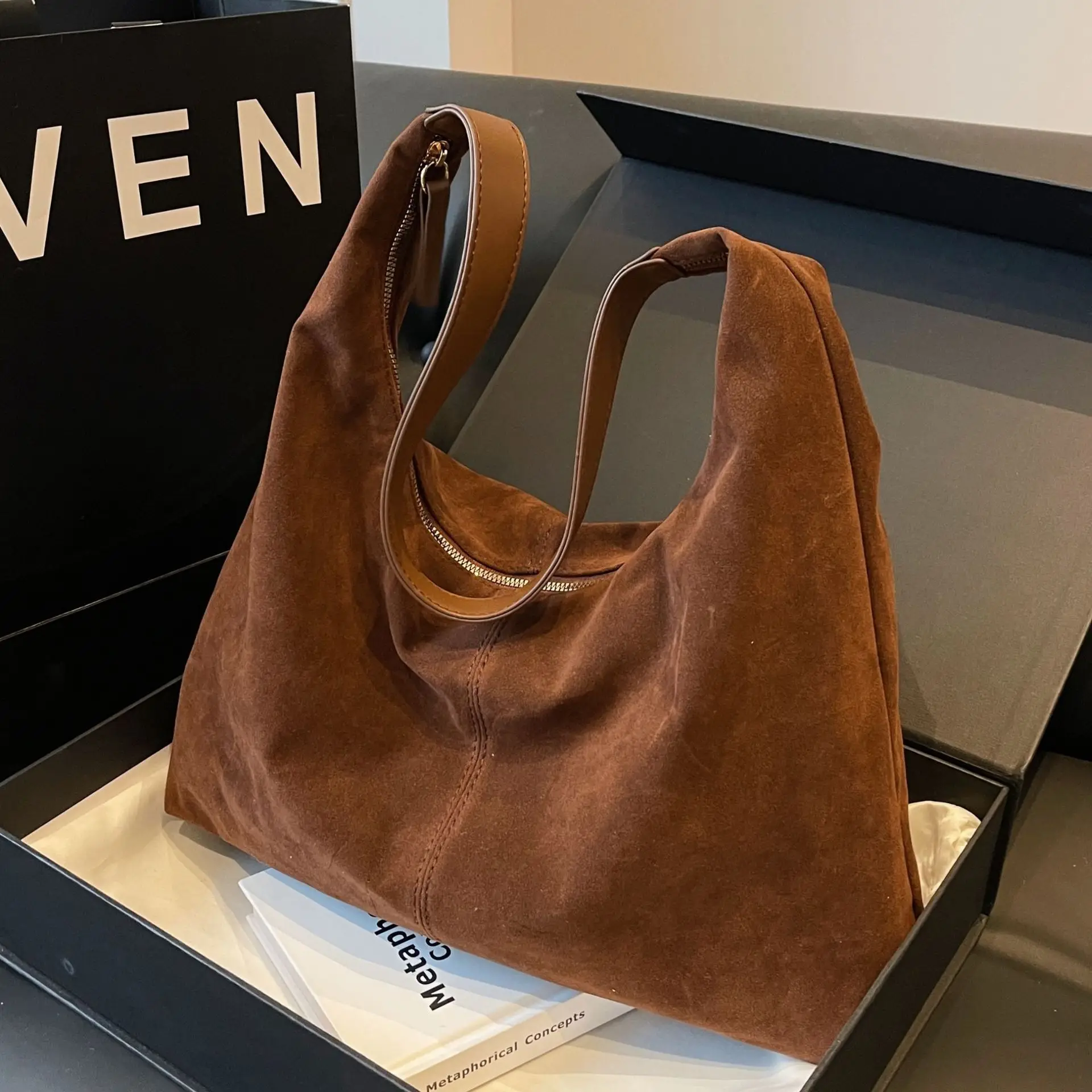 

Autumn and Winter Vintage Women's Bag Large Capacity Suede Shoulder Bag Solid Color Simple Casual Commuter Bag Retro Handbags