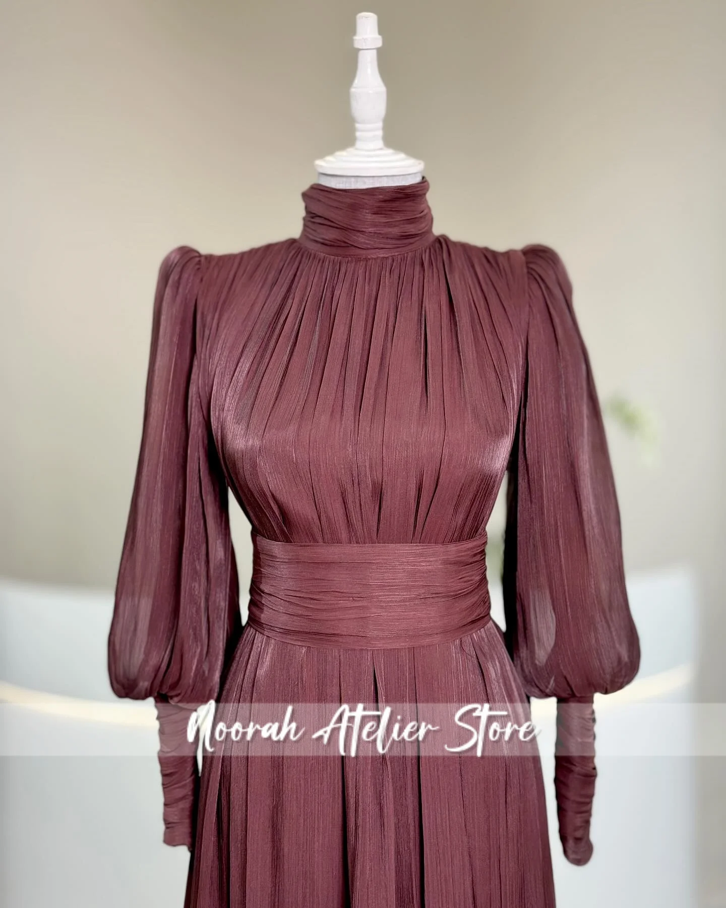 فستان سهرة نسائي مسلم فاخر برقبة عالية حمراء جديدة 2025 دبي بأكمام طويلة فستان المشاهير ثنيات فستان فيستدوس مخصص