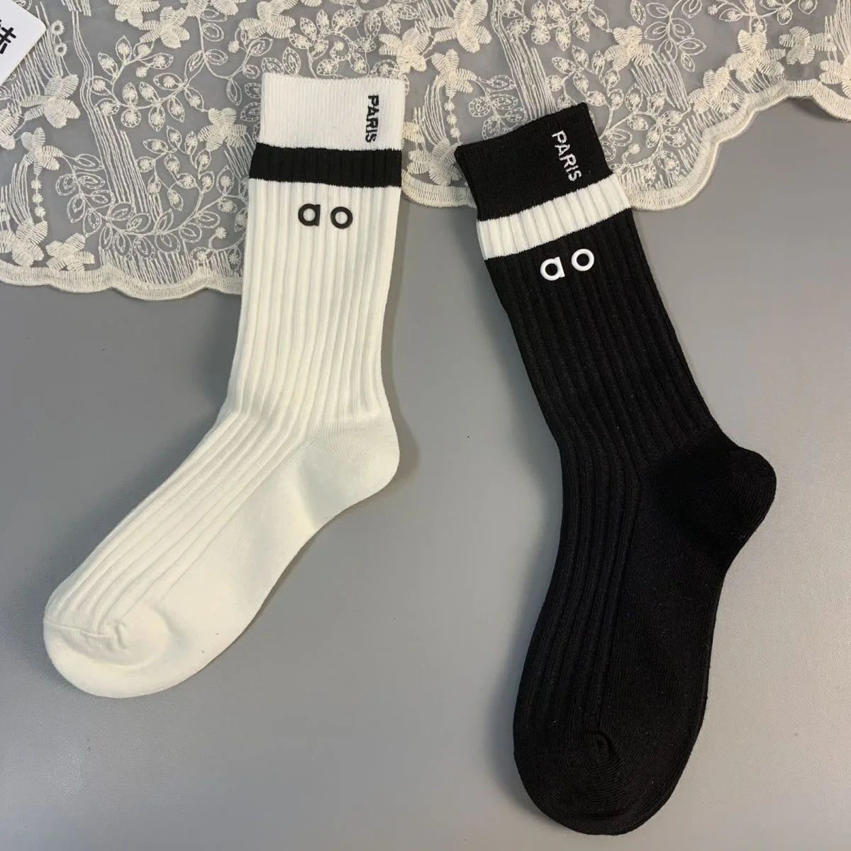 2쌍의 새로운 스타일 흑백 통기성 순면 레이어드 클래식하고 심플한 레깅스 패션 레트로 레터 미드-카프 양말