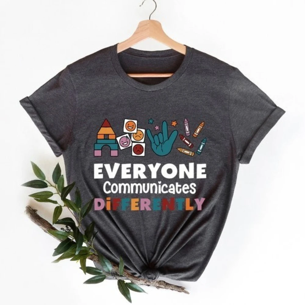 الجميع التواصل بشكل مختلف تي شيرت التوحد خاص إد المعلم التنوع العصبي قبول الوعي معالج الإعاقة هدية