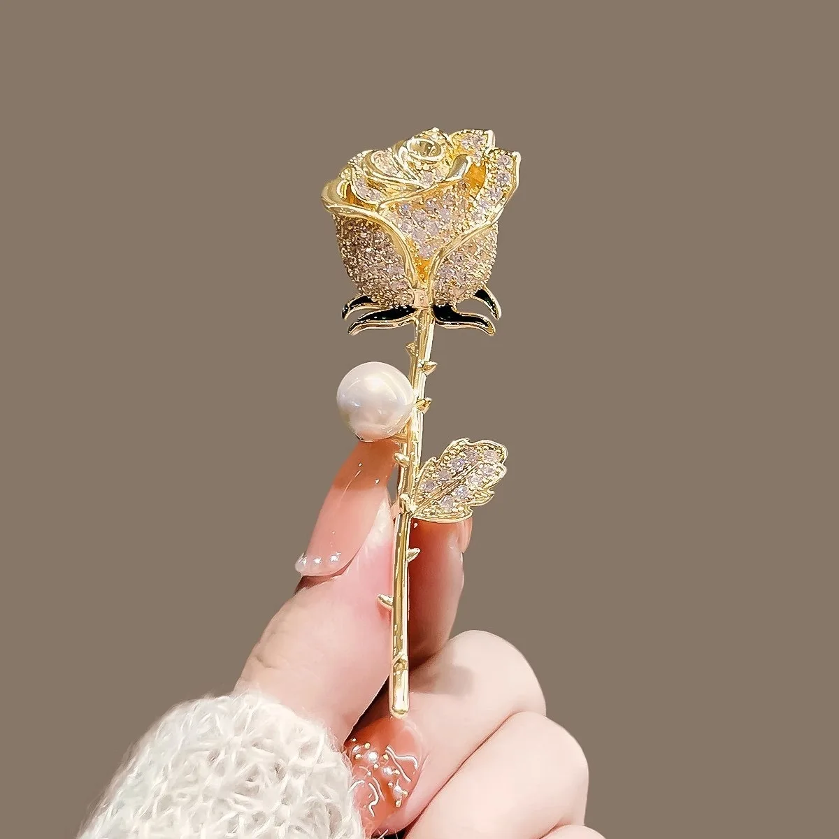 Fashion Gold Color Rhinestone Rose Brooches For Women Luxury Design Metal Pearl Flower Brooch Pins Wedding Party Jewelry Gifts