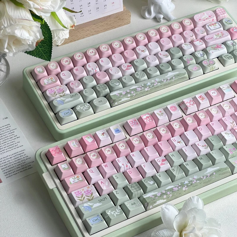 مجموعة أغطية مفاتيح ذات موضوع وردي وأخضر من Spring Story PBT Cherry SOA Profile أغطية مفاتيح أصلية مصنوعة يدويًا كهدية للوحة المفاتيح الميكانيكية