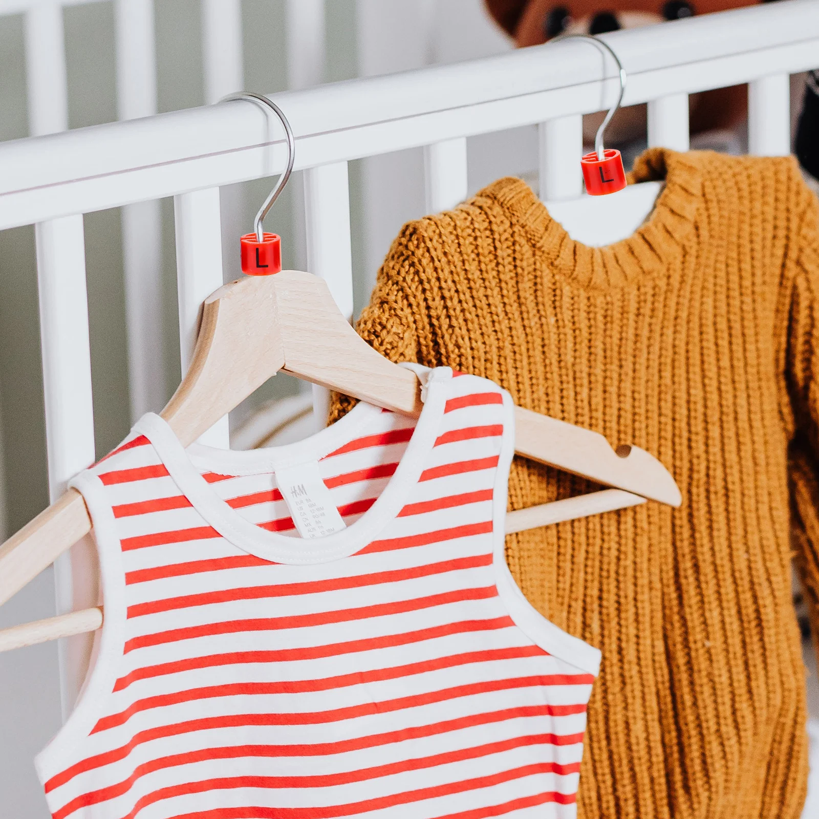 

450Pcs Hanger Size Marker Tags with Storage Box Vibrant Plastic Clips for Garment Organization Clothing Store Home Use Label Kit