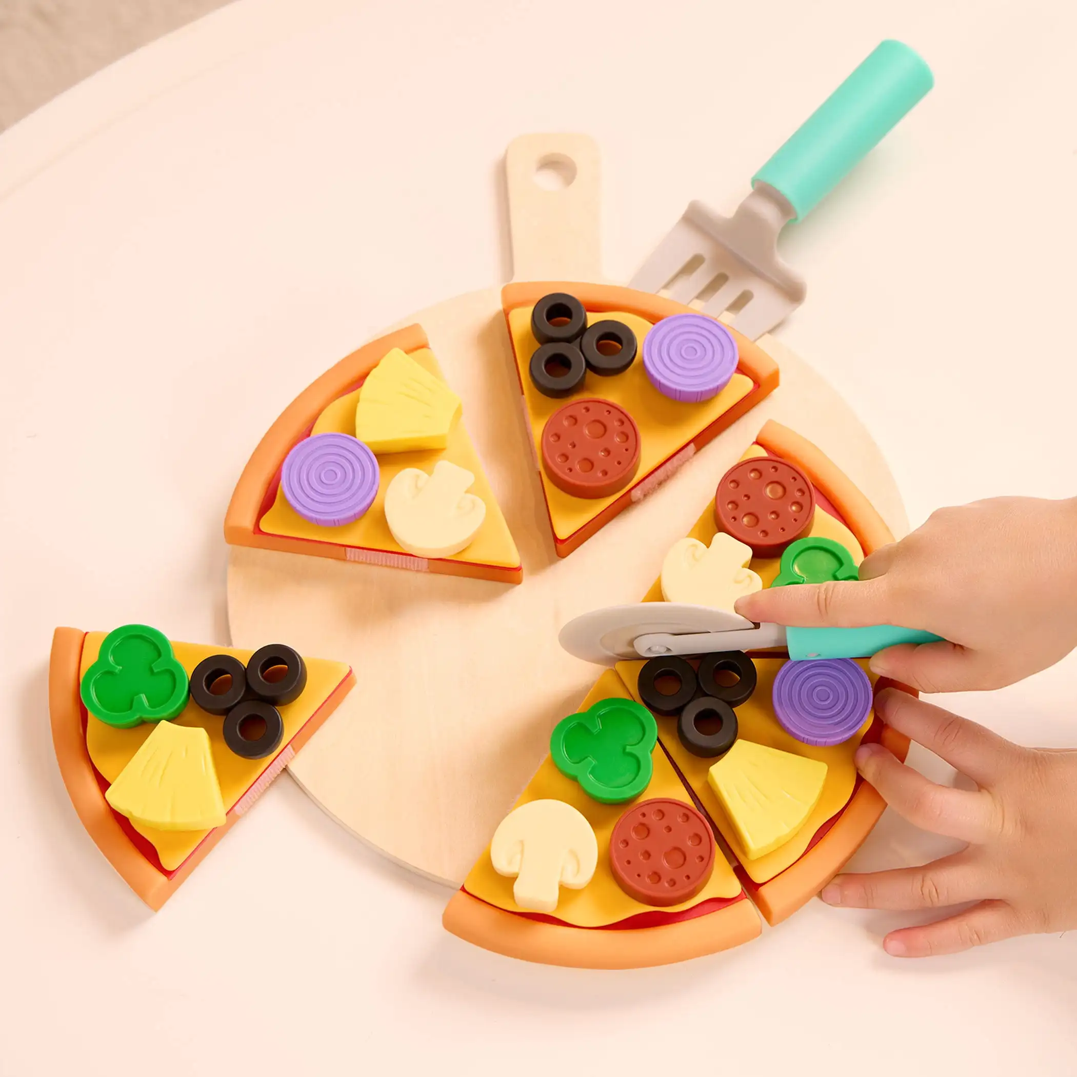 Pizza by The Slice Set plastique 7 garnitures multicolores et planche en bois, jouets pour tout-petits et préscolaires