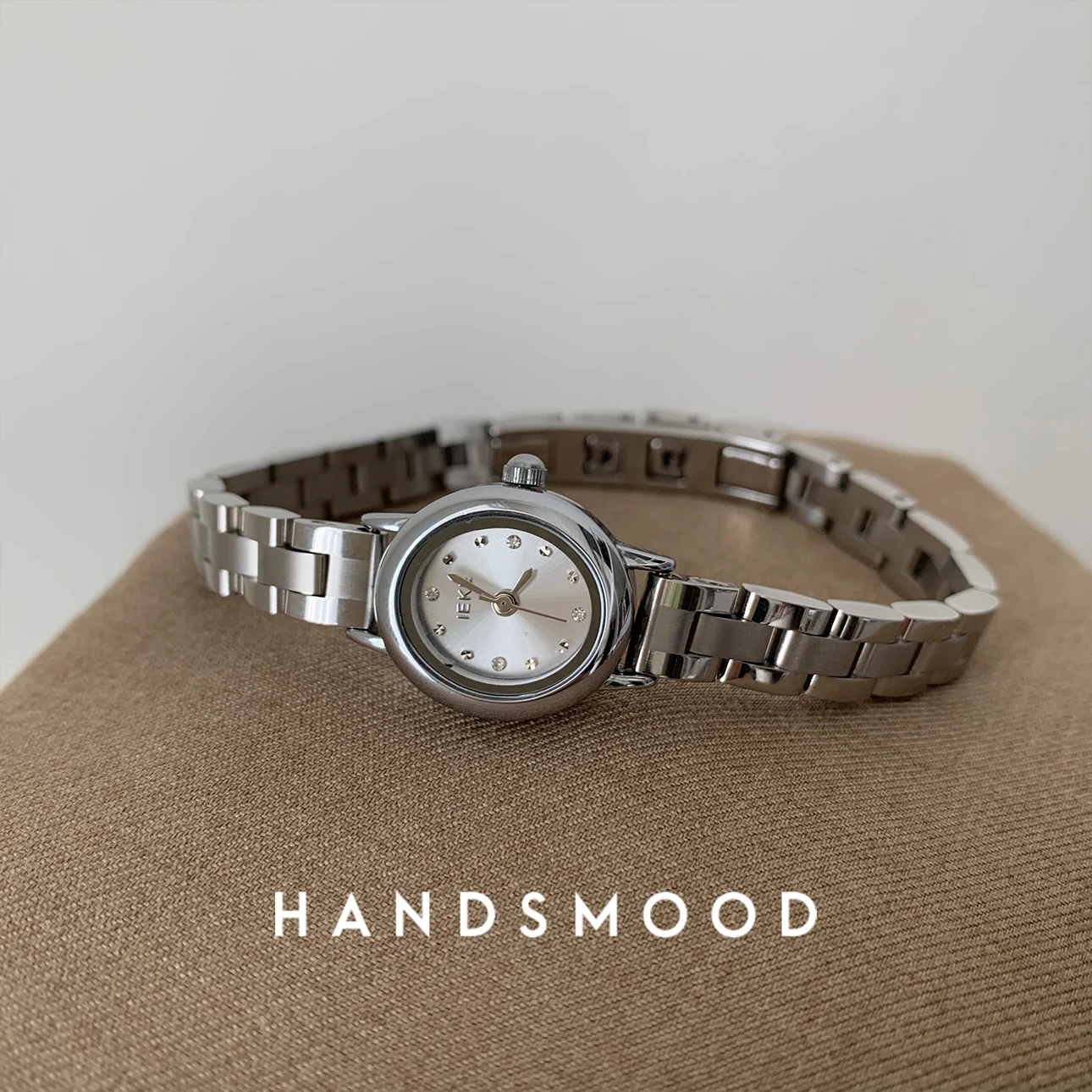 

Прохладные и стильные овальные часы с маленьким циферблатом и цепочкой, модные темпераментные универсальные женские часы, легкие роскошные темпераментные часы