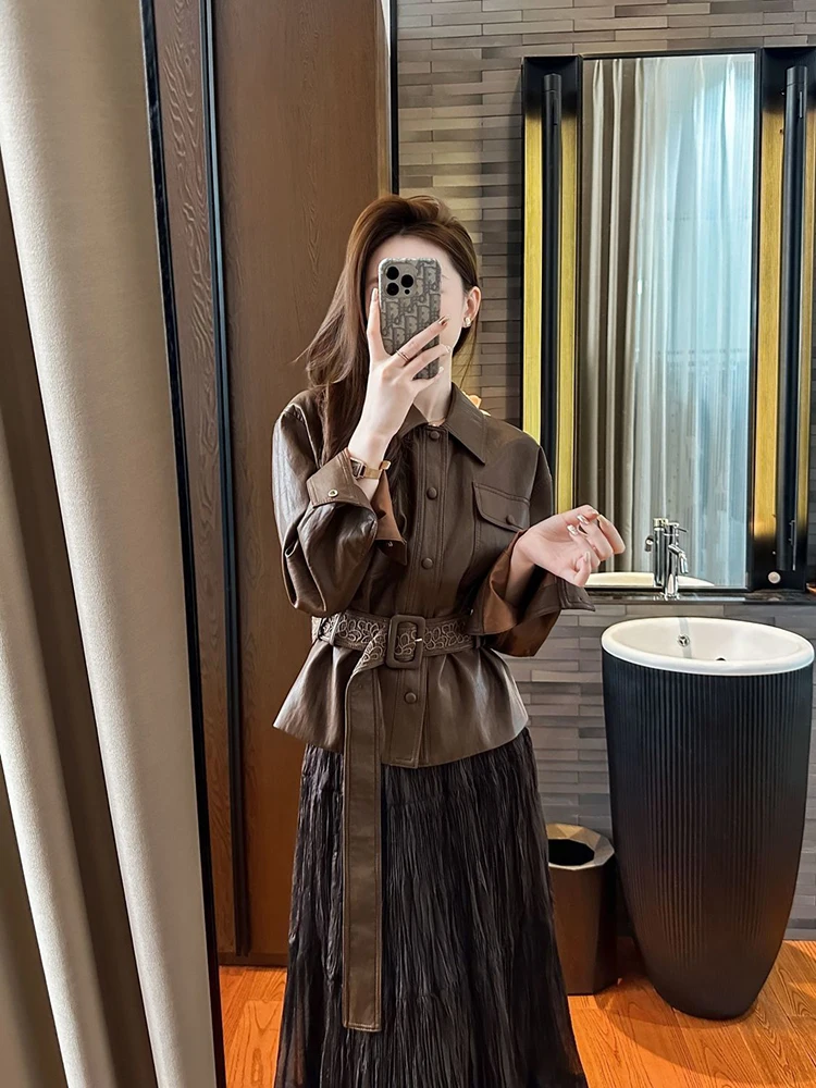 Stylowa kurtka skórzana z kołnierzem, damska, jesień 2025, modna, do pracy, ekskluzywna, brązowa kurtka skórzana z paskiem.