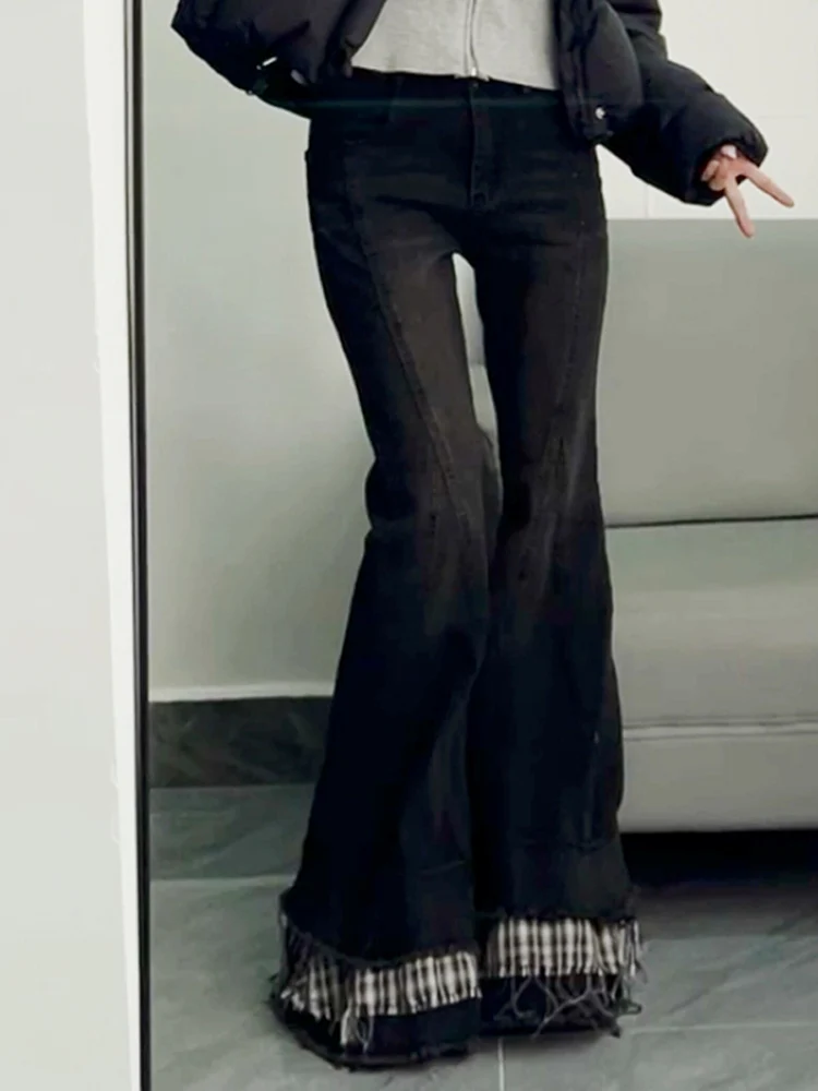 Damskie spodnie jeansowe w kratę Y2K z falbankami, czarne, z niskim stanem, dopasowane, z rozszerzanymi nogawkami, vintage streetwear, styl hot girl.