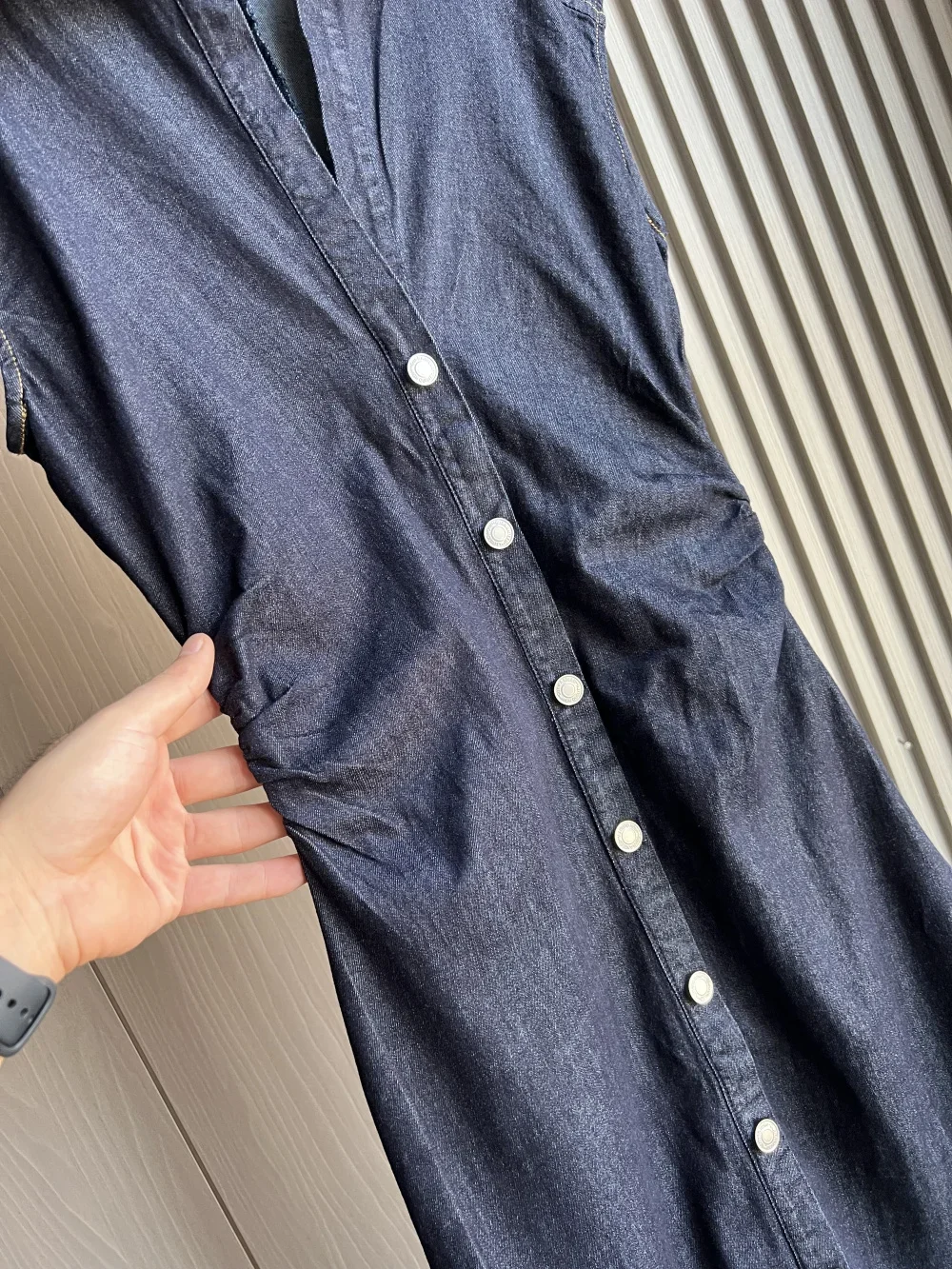 Taillierte Midi-Hemdkleider 2025, Damenmode, Taille, faltig, sexy Figur, V-Ausschnitt, langes, kurzärmliges Jeanskleid