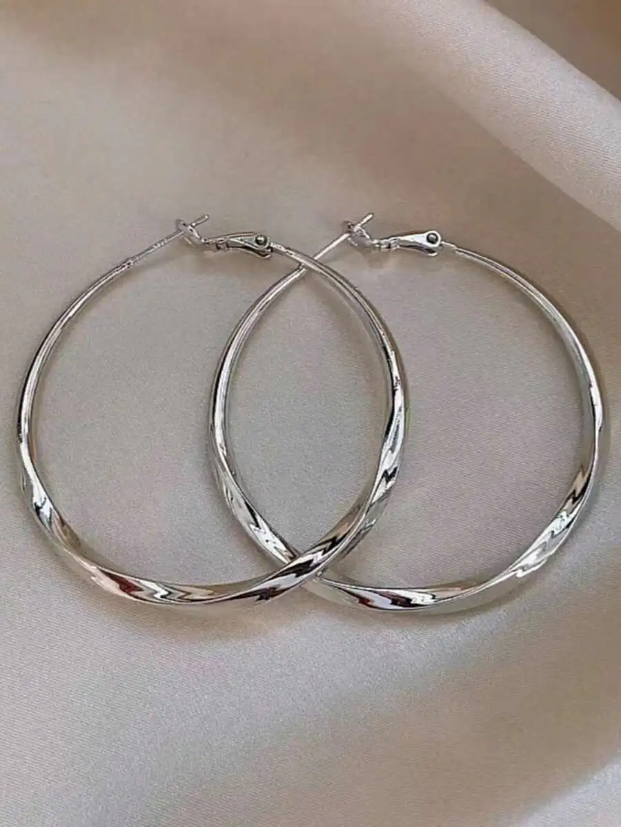 Pendientes de aro grandes plateados con diseño retorcido estilo Y2K para mujer, diseño minimalista, elegante y de lujo con alto brillo