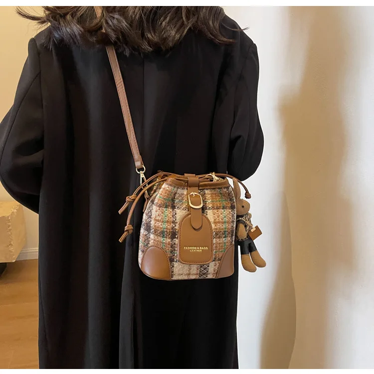 

Fashionable Single Shoulder Bag Retro Crossbody Women's Bag Checkered Western-style Elegant Crossbody Commuting Bucket Bags