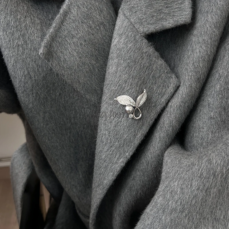 Zirkon-Mikro-Intarsien-Fischschwanz-Brosche mit österreichischen Perlen, Nischendesign, Sinn für leichtes, luxuriöses High-End-Brosche für Damen