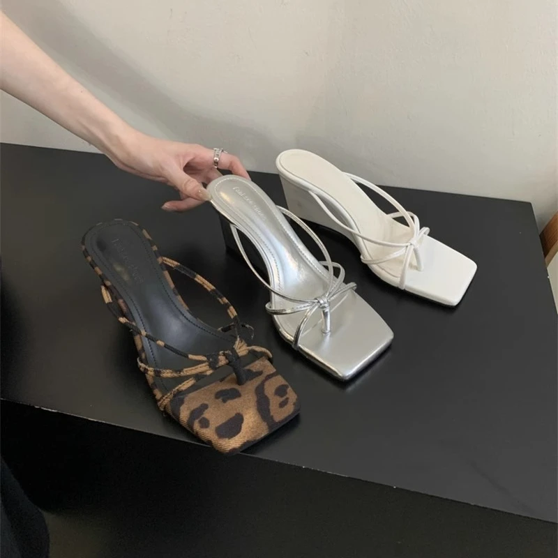 

Женские летние босоножки на платформе с открытым носком, новые тапочки на высоком каблуке во французском стиле с леопардовым принтом, удобная резиновая подошва