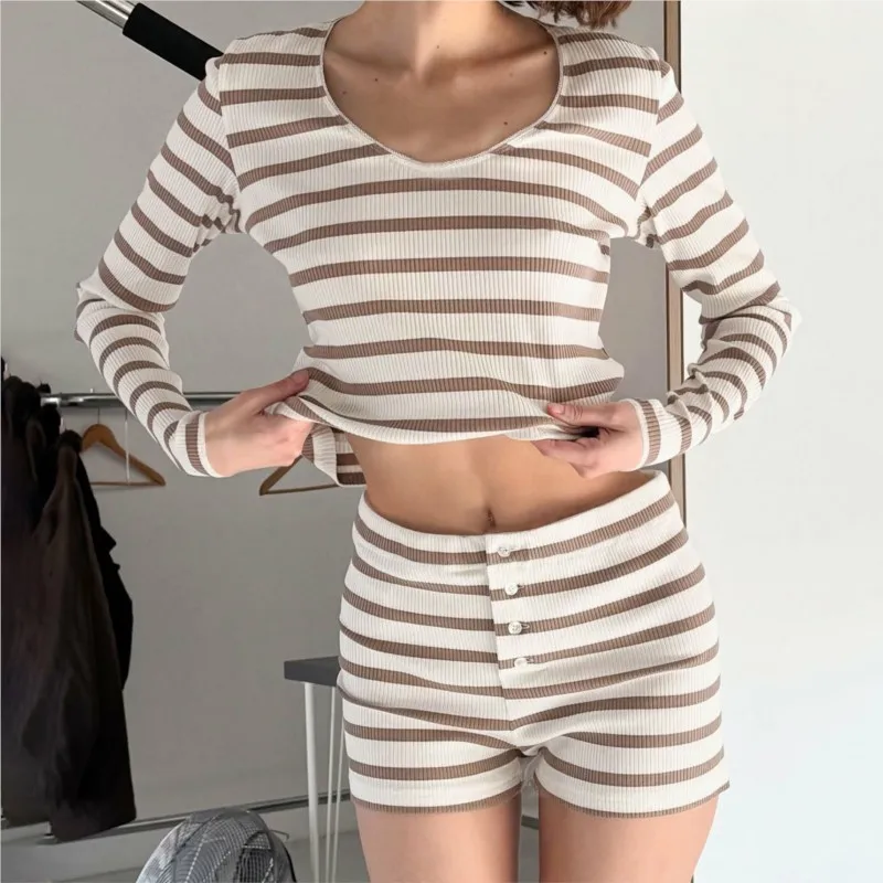 Comodo top casual Abbigliamento per la casa Set di due pezzi lavorato a maglia a righe Set di pigiami basic con scollo tondo a maniche lunghe e pantaloncini