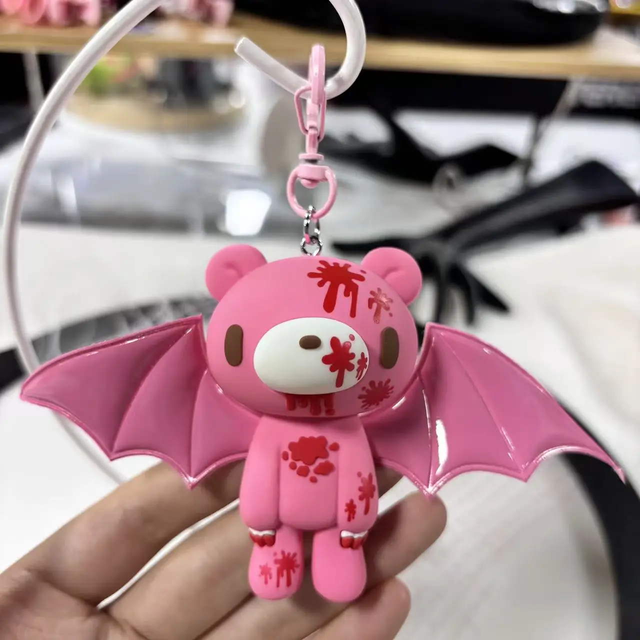 سلسلة مفاتيح فاخرة على شكل دب الخفافيش الداكن - مصنوعة بشكل رائع بتفاصيل دموية وأجنحة لامعة. #4