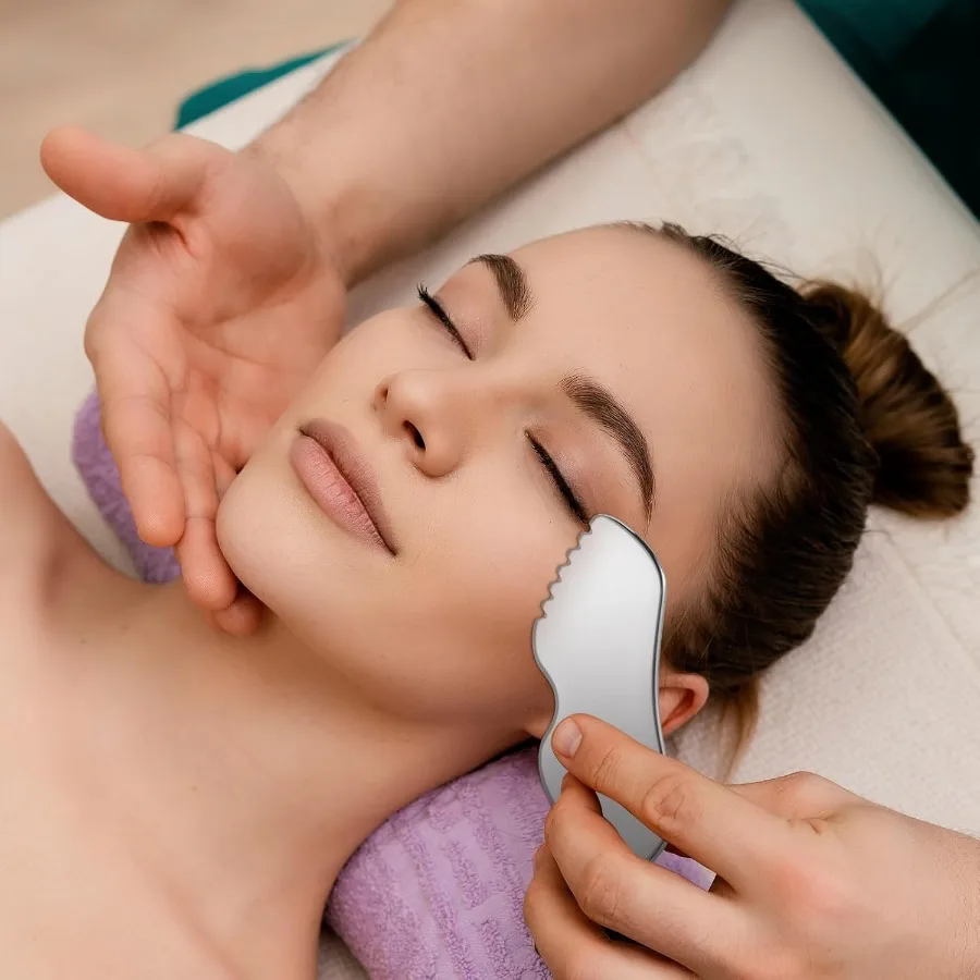 أداة غوا شا المصنوعة من الفولاذ المقاوم للصدأ، مصممة بشكل مريح لتدليك جسم الوجه والتصريف اللمفاوي، والعافية المنزلية