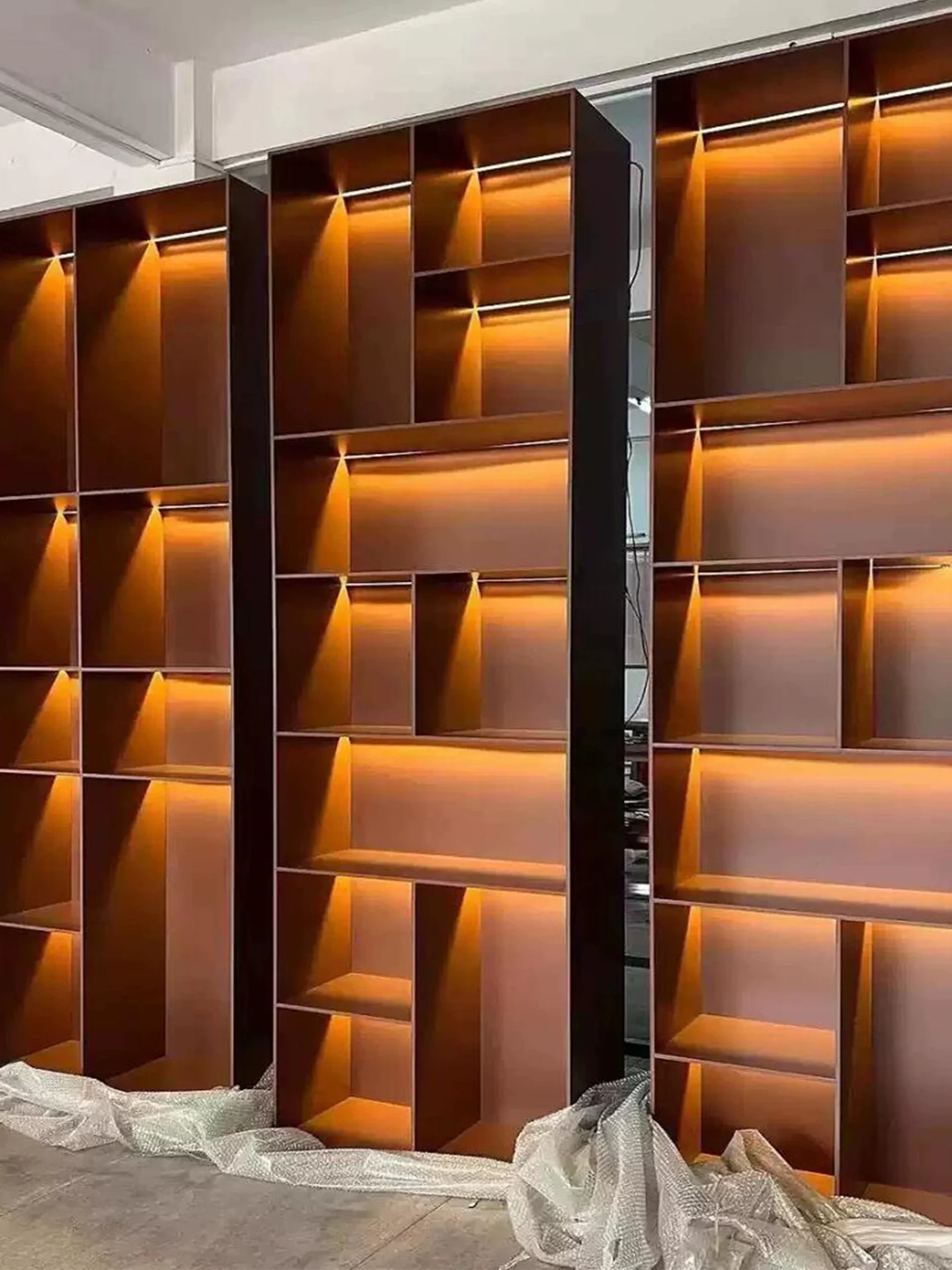 Custom 304 stainless steel full-wall display cabinets and decorative bookshelves with open shelves, suitable for exhibition