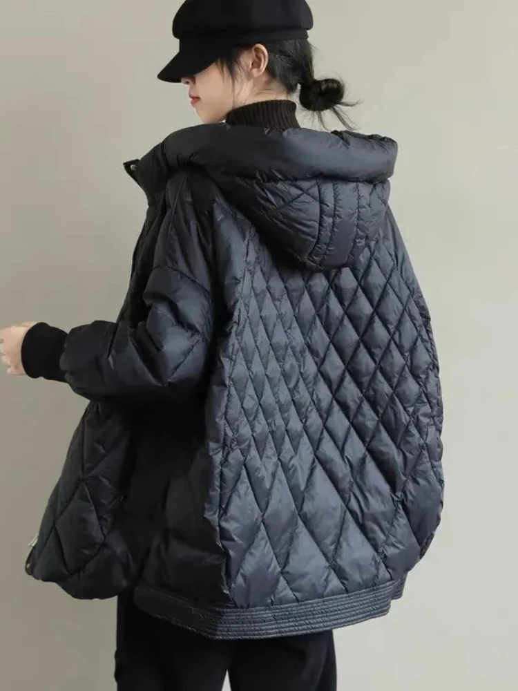เสื้อแจ็คเก็ตดาวน์ใหม่ปี 2025 สำหรับผู้หญิง เสื้อโค้ทกันหนาวแบบมีฮู้ดทรงหลวม ขนเป็ดขาว 90% เสื้อพัฟเฟอร์ลำลองสำหรับผู้หญิง เสื้อโค้ทกันหนาวหนา อุ่น สวมทับ เสื้อคลุมกันหิมะ