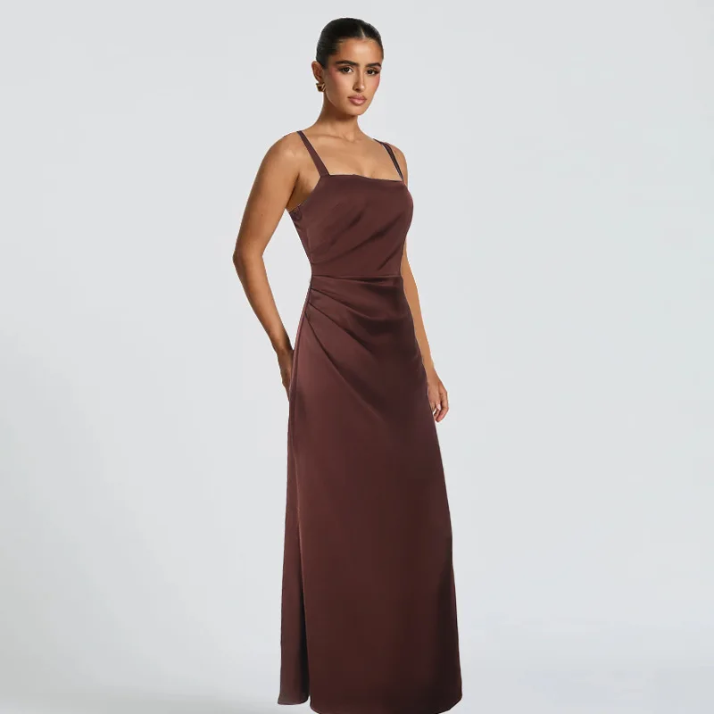 Seksowna sukienka satynowa z odkrytymi plecami i ramiączkami na biodrach