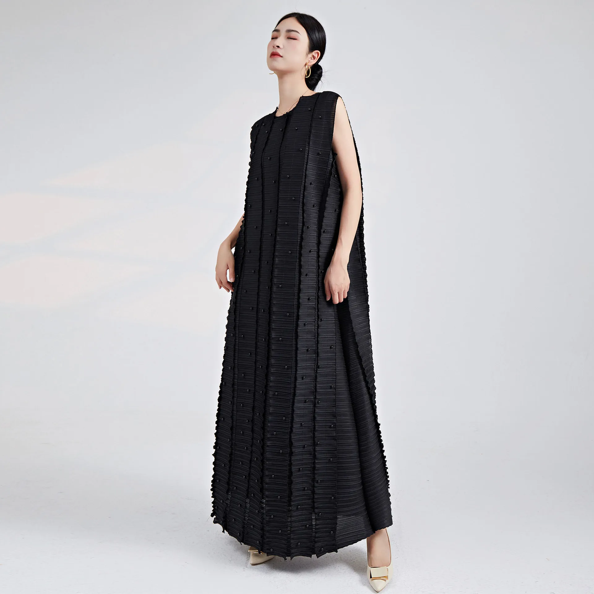 Vestido europeu e americano high-end, saia longa plissada, preto, sem mangas, grânulos cravejados, elegante verão de três quartos