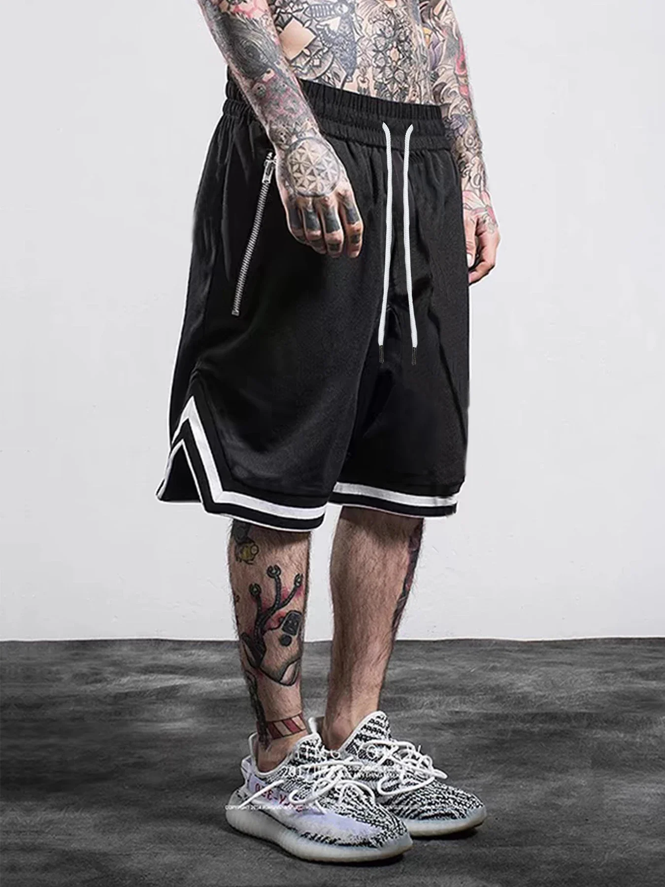 กางเกงบาสเก็ตบอลผู้ชายผ้าตาข่ายแห้งเร็ว กางเกงออกกำลังกายสำหรับฤดูร้อน กางเกงวิ่งลำลอง ระบายอากาศได้ดี