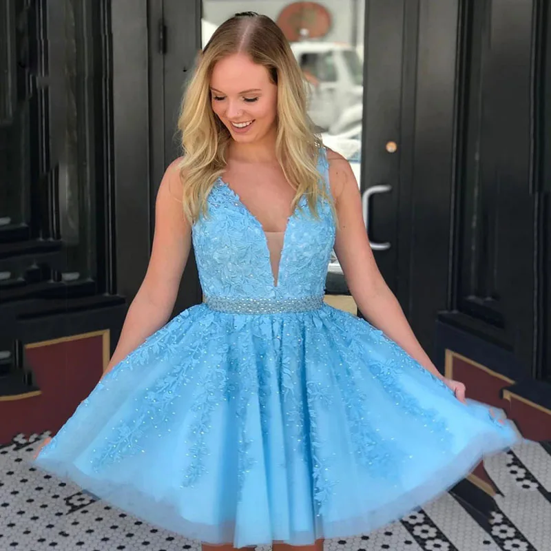 

Charming Blue Homecoming Dresses V-Neck Sleeveless Short Prom Gowns Appliques Beading Mini Party Dresses Floral Graduation Gowns