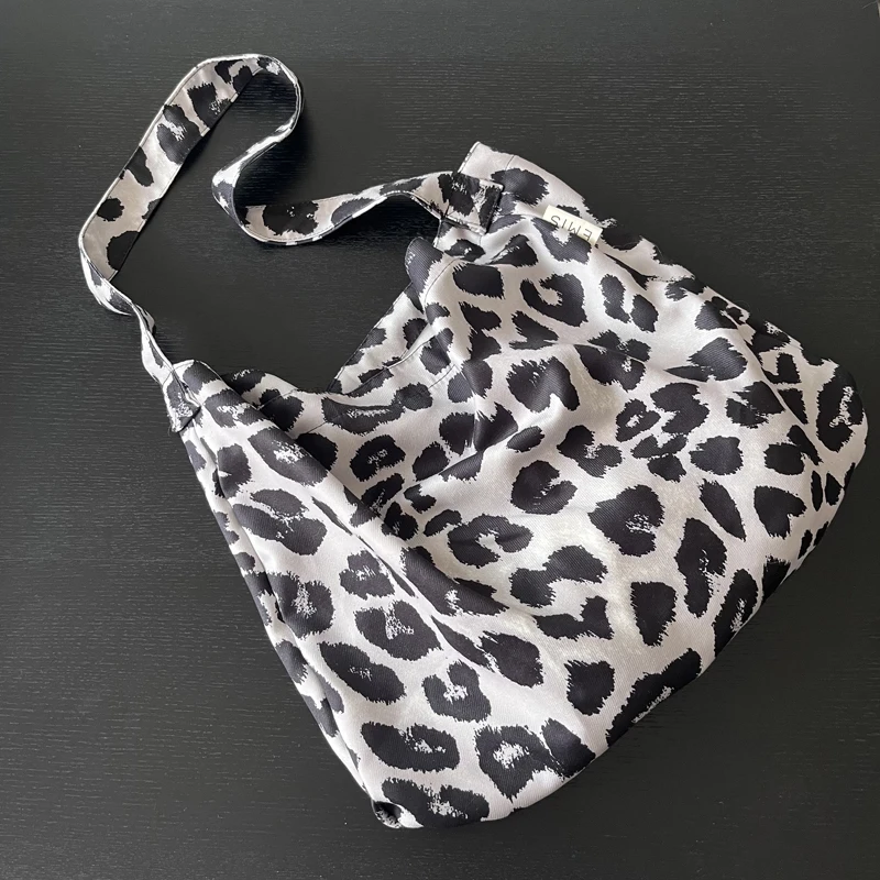 

Large Capaci Leopard Print Canvas oulder Bag Women's Crossbody Bag Slanting Bag Faionable Sli Handbag Purse