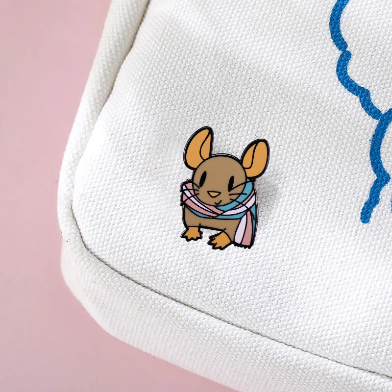 لطيف المتحولين جنسيا الفئران المينا دبوس الأزرق الوردي الأبيض وشاح عبر فخر الحيوان شارة LGBT بروش هدية ظهره الديكور مجوهرات