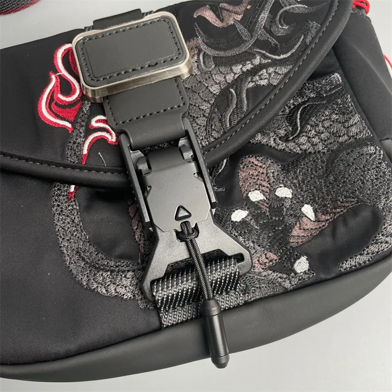 حقيبة كتف رجالية من النايلون الباليستي سنة التنين التطريز فليب حقيبة ساعي الموضة العرقية نمط 232716 تصميم الاتجاه