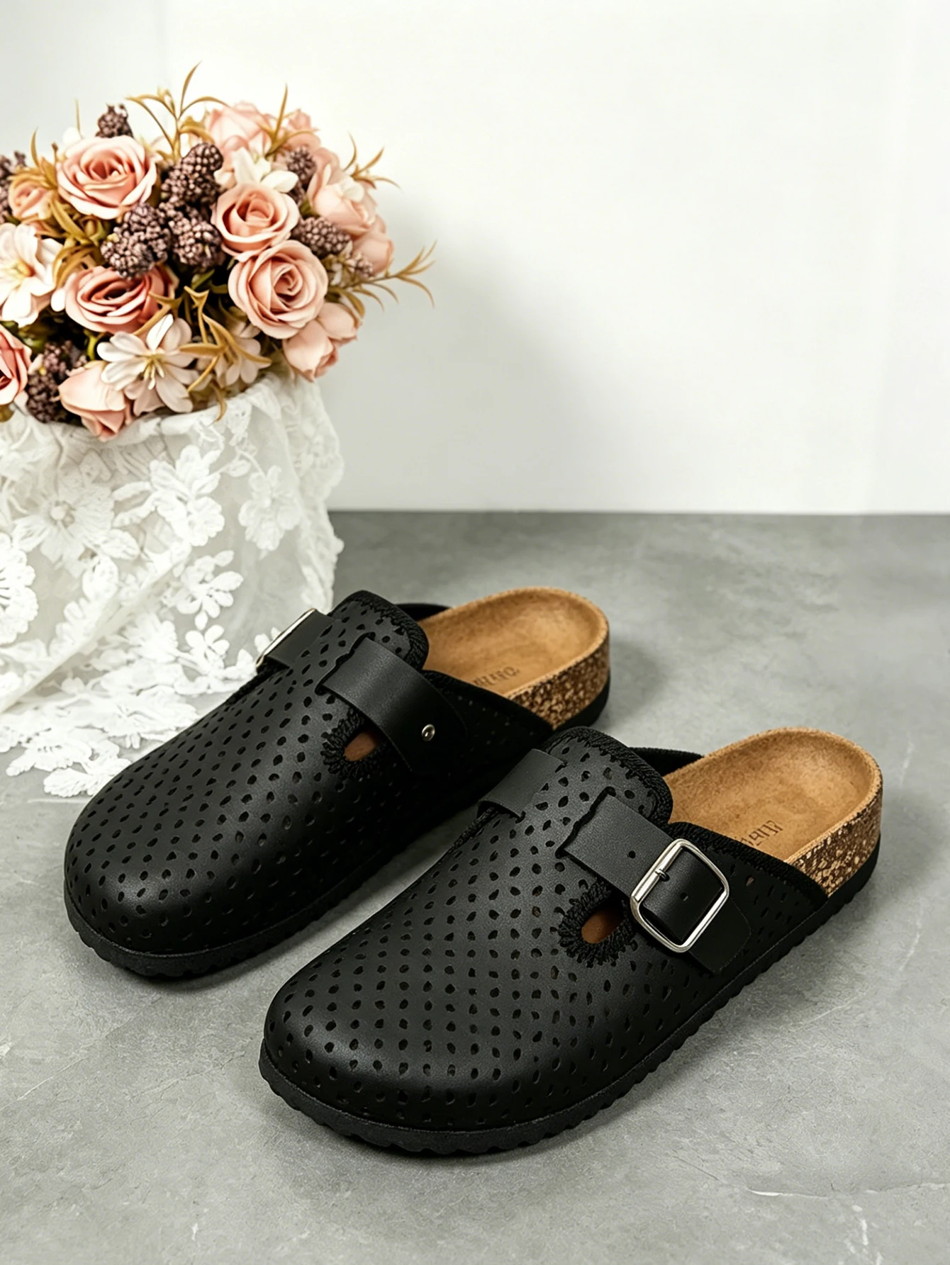 Herren Allwetter-Freizeitsandalen mit PU-Obermaterial, atmungsaktiv, perforiert, flach, zum Hineinschlüpfen, mit verstellbarer runder Schnalle und geschlossener Zehenpartie, bequeme Strandpantoffeln – Detail 5