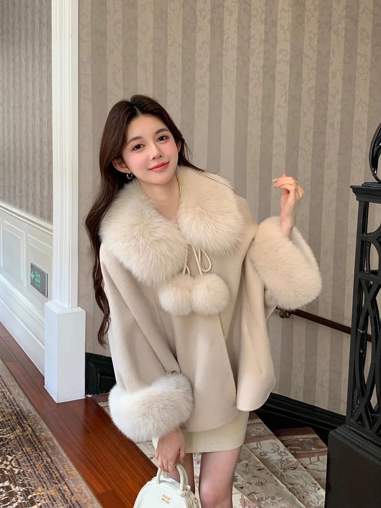 معطف كشمير بياقة من فرو الثعلب للنساء الصغيرات، معطف صوفي من الصوف بالكامل على الوجهين لخريف وشتاء 2025 طراز جديد