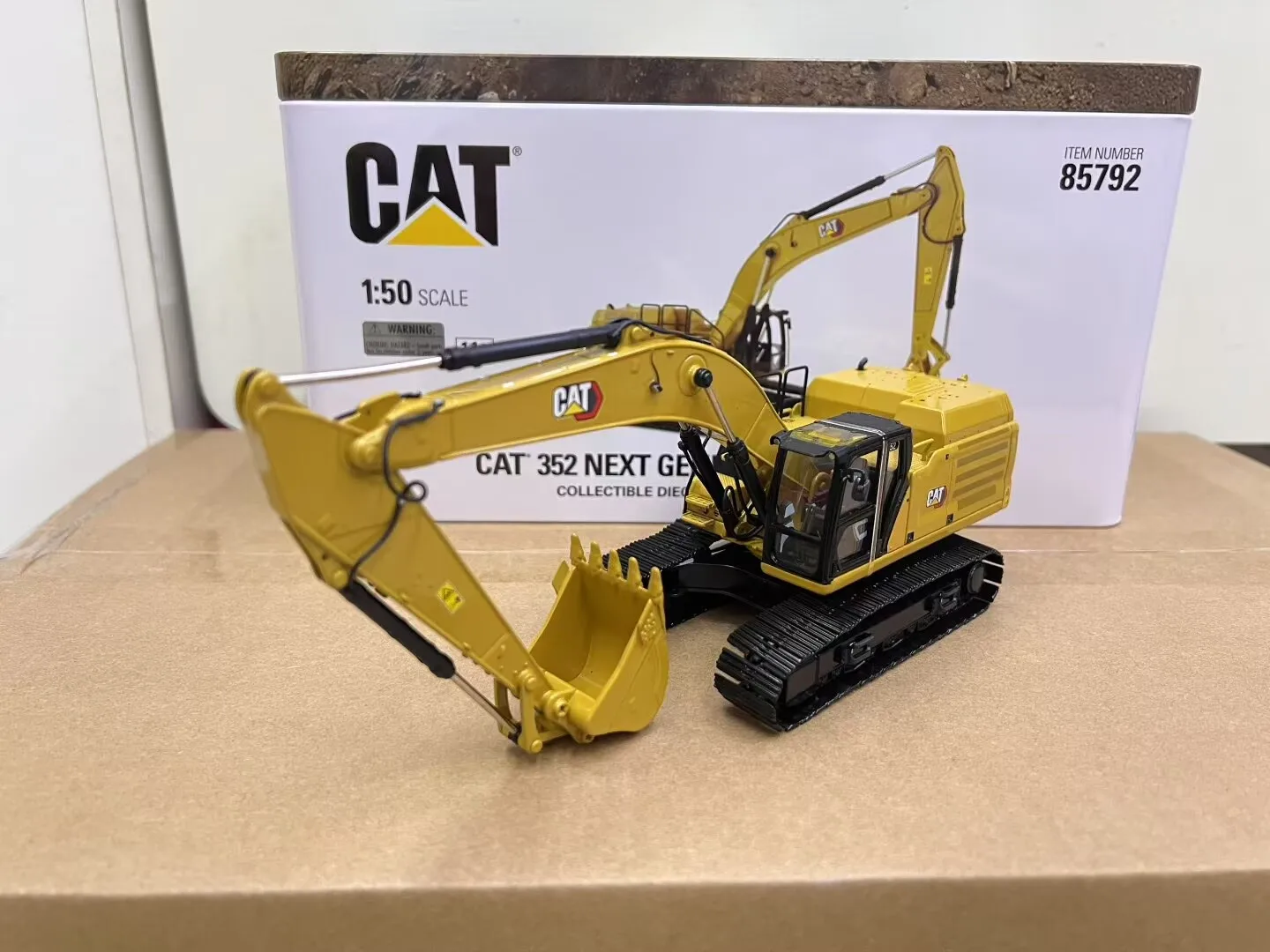 

352 Next Generation Excavator 1/50 Scale DieCast Masters DM-85792 Gift Model Boy's Birthday Festival Toy Scene Decoration