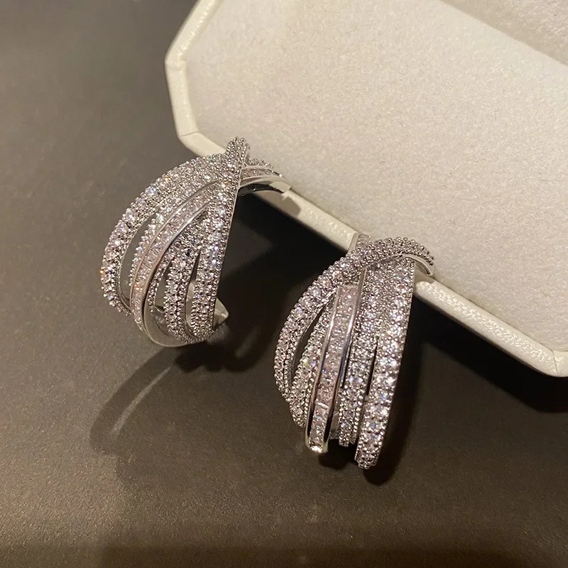 Huitan Novel Brilliant Hoop Earrings z cyrkoniami Wszechstronne kobiece akcesoria do uszu Luksusowa atrakcyjna biżuteria ślubna Prezent