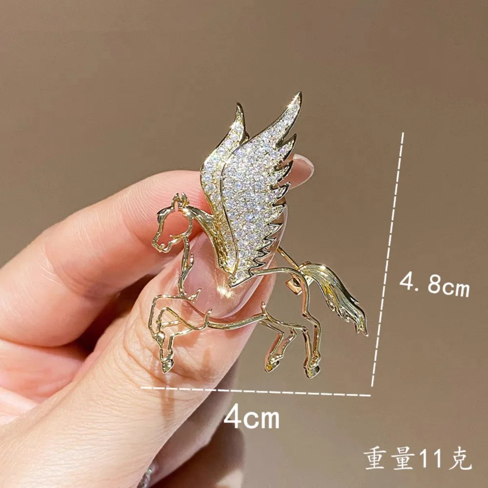 Exquisite Luxury Shiny Micro-inlay Zircon Hollowed-out Galloping Pegasus Brooch for Men Women Dream As A Horse Jewelry Pin Gift