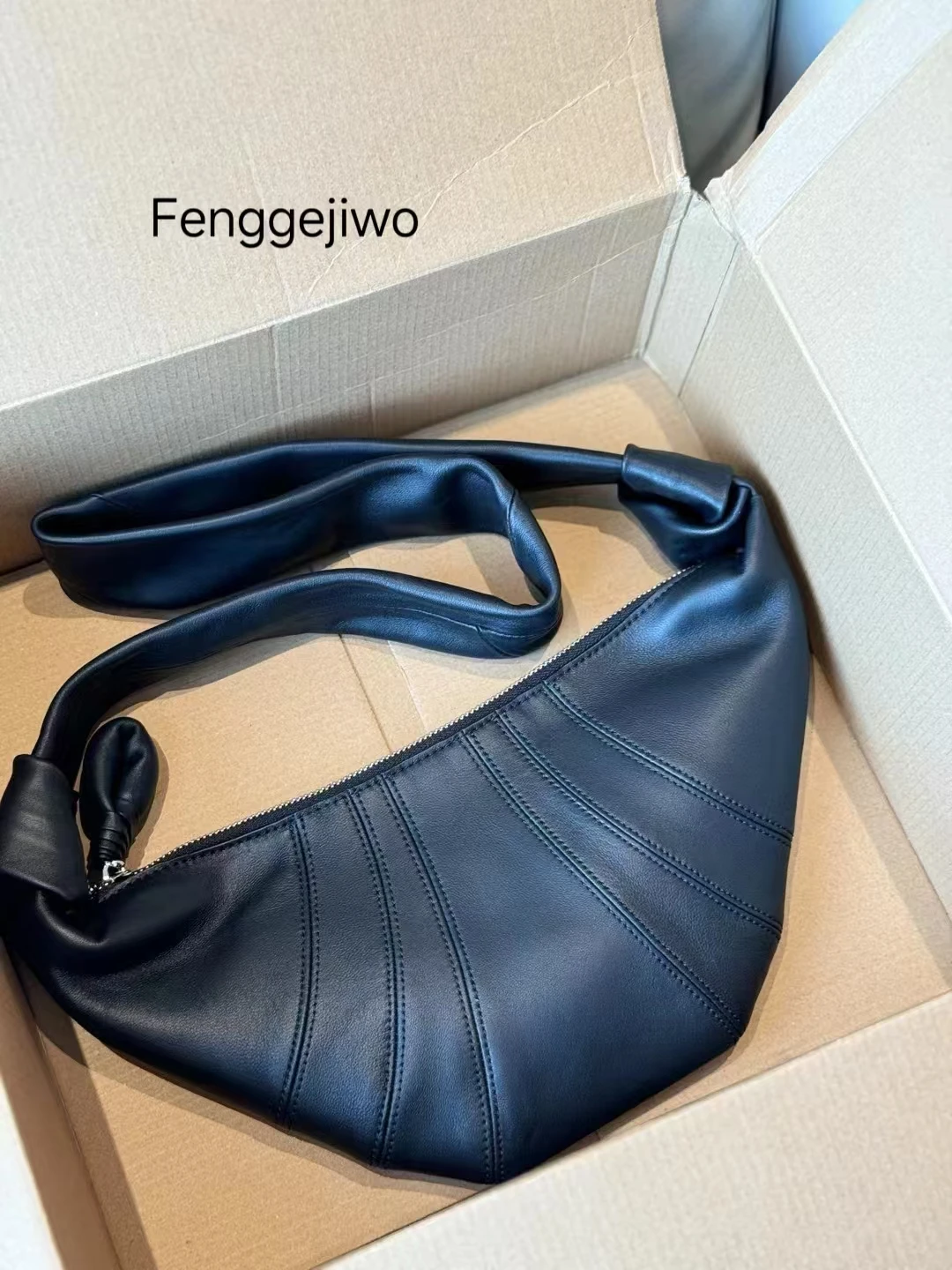 Fenggejiwo pure sheepskin horn bag genuine leather  bag is durable and can be carried all year round. The bag design is