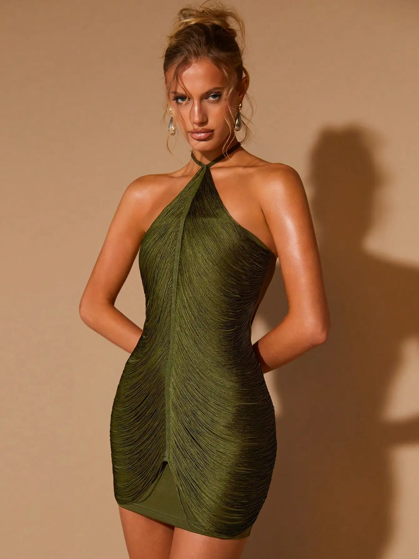 

Оливково-зеленое мини-платье-боди с вырезом халтер и драпировкой