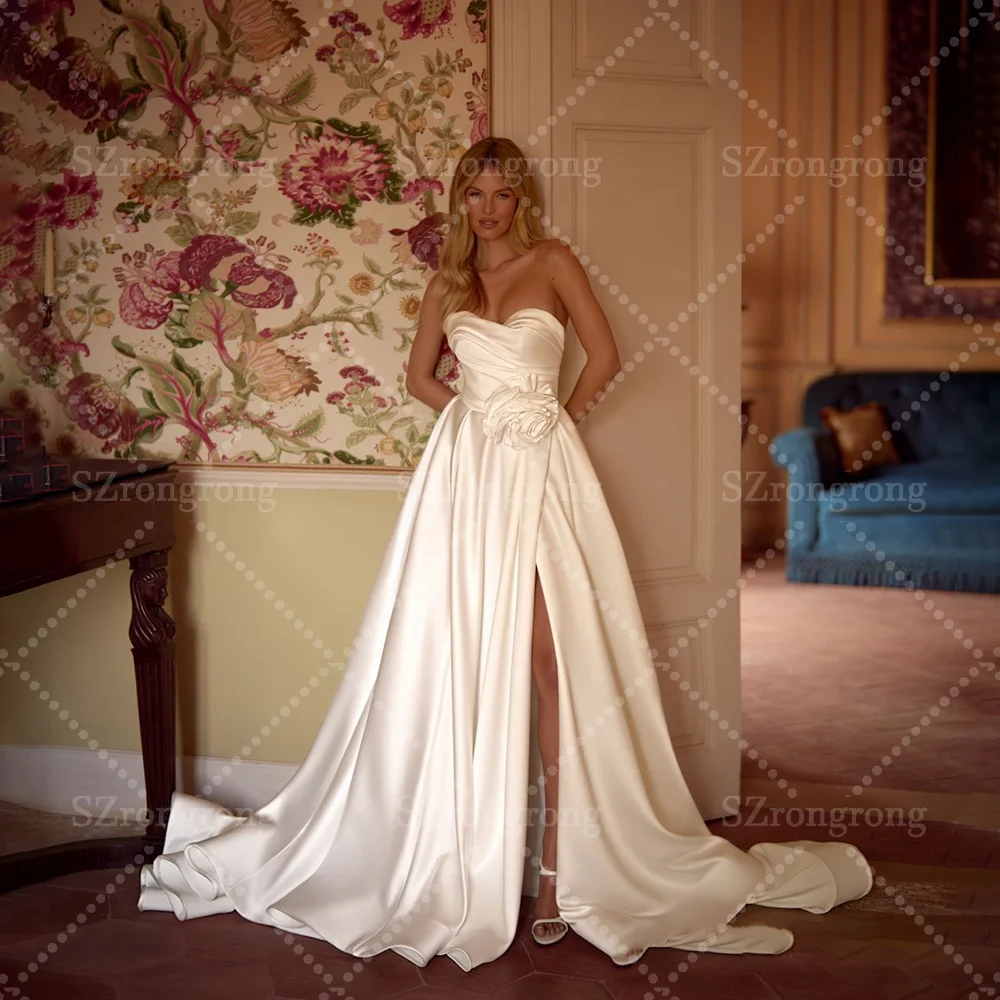 فستان زفاف حديث بدون أكتاف من الساتان مصنوع يدويًا من الزهور بوهو على شكل حرف a ثنيات بفتحة جانبية مع ذيل مصنوع حسب الطلب