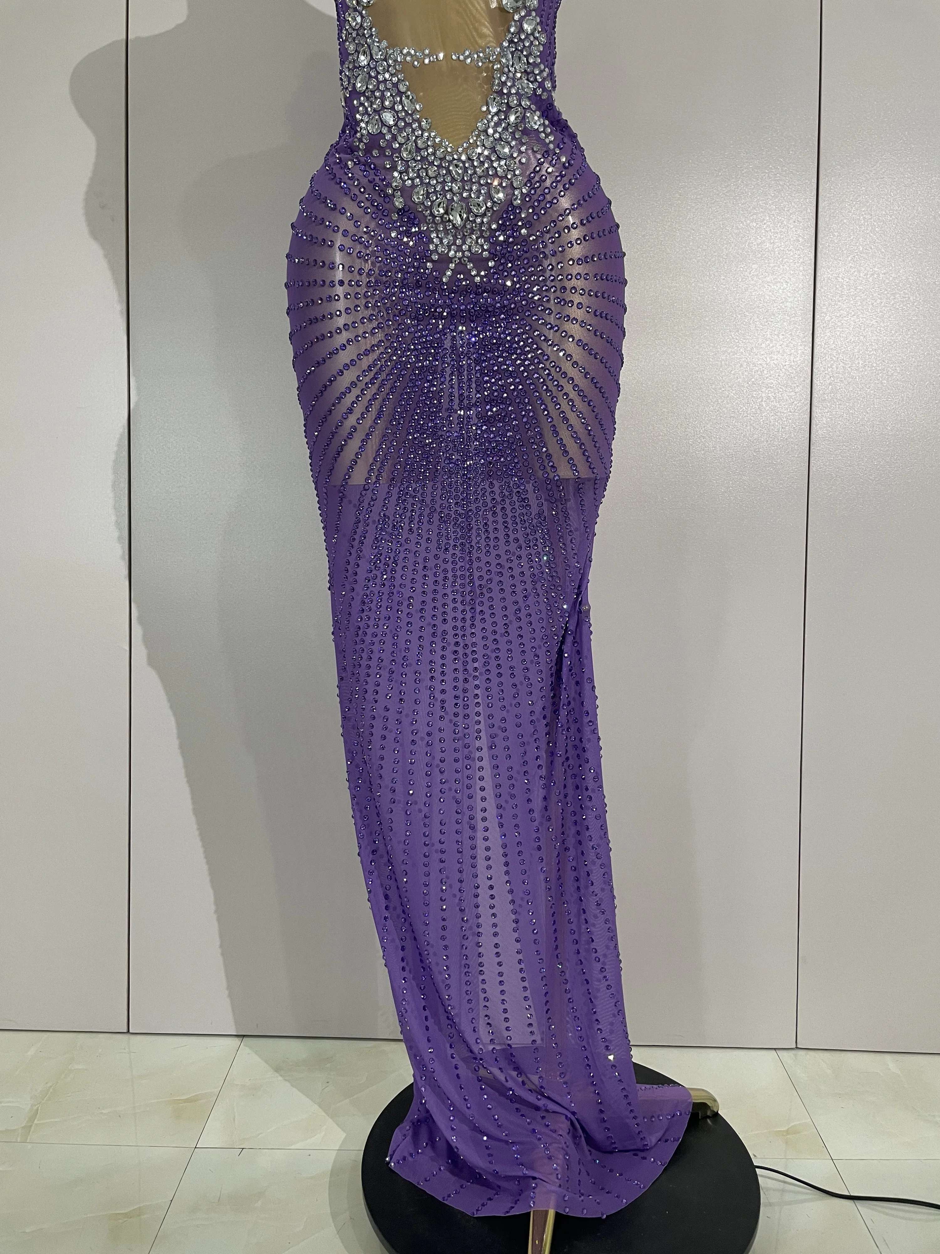 Elegancka, błyszcząca, diamentowa, seksowna, siateczkowa, prześwitująca długa suknia damska na wieczór, luksusowe przyjęcie urodzinowe, wesele, do klubu nocnego, na scenę.