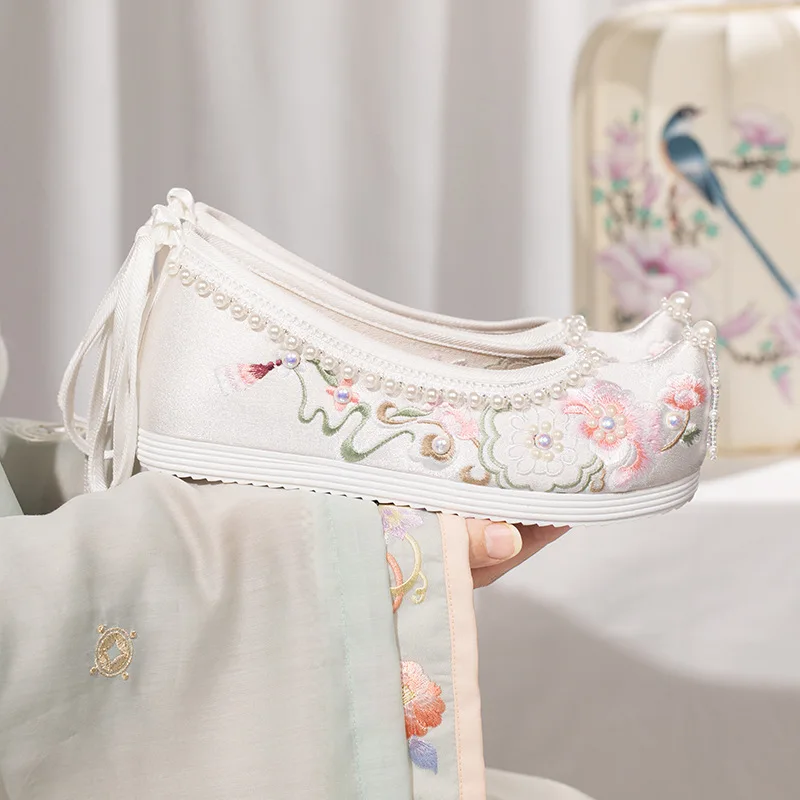 Sapatos femininos bordados Hanfu, pérola melhorada, novo estilo, cabeça levantada dentro, primavera