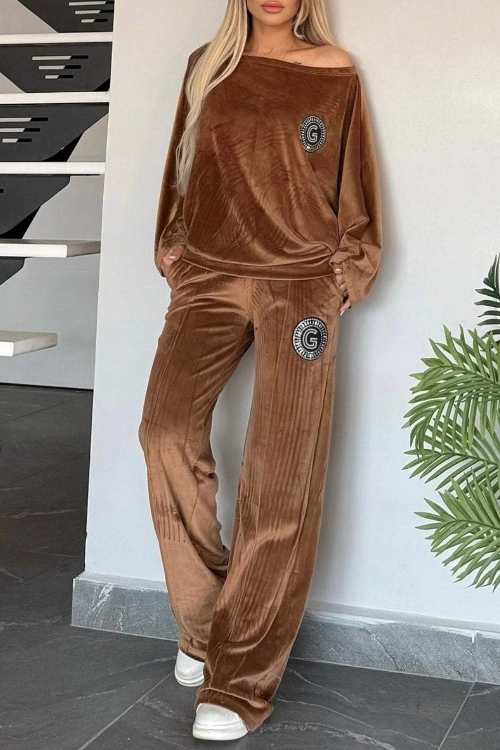 

Trendy Women's Two-piece Suits Autumn Winter Golden Velvet Solid O-Neck Bat Sleeve Casual New Fashion Off Shoulder 2 Piece Set