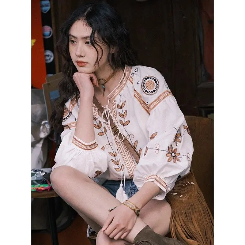 

Женская блузка с вышивкой в стиле бохо, отпускной топ с v-образным вырезом и рукавами-фонариками, со шнуровкой и бахромой, весенне-летняя этническая рубашка большого размера