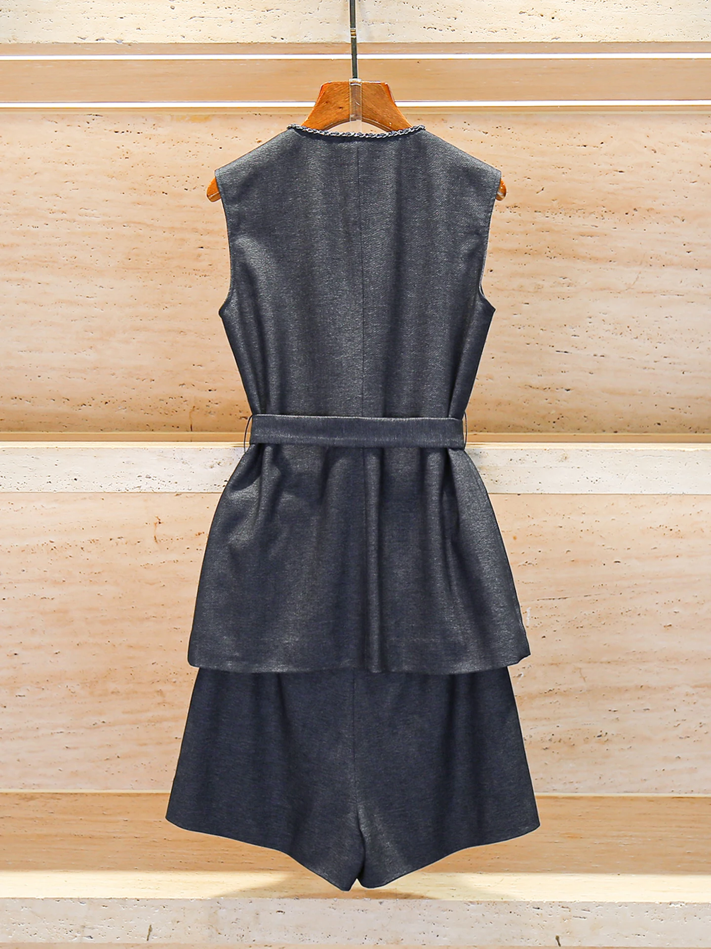 High-End-Jeansweste für Damen, Top Orts-Set, Sommer 2022, mit Gürtel, bezaubernd, zweiteilig, Polyesterfaser, rund, mit Knopfleiste