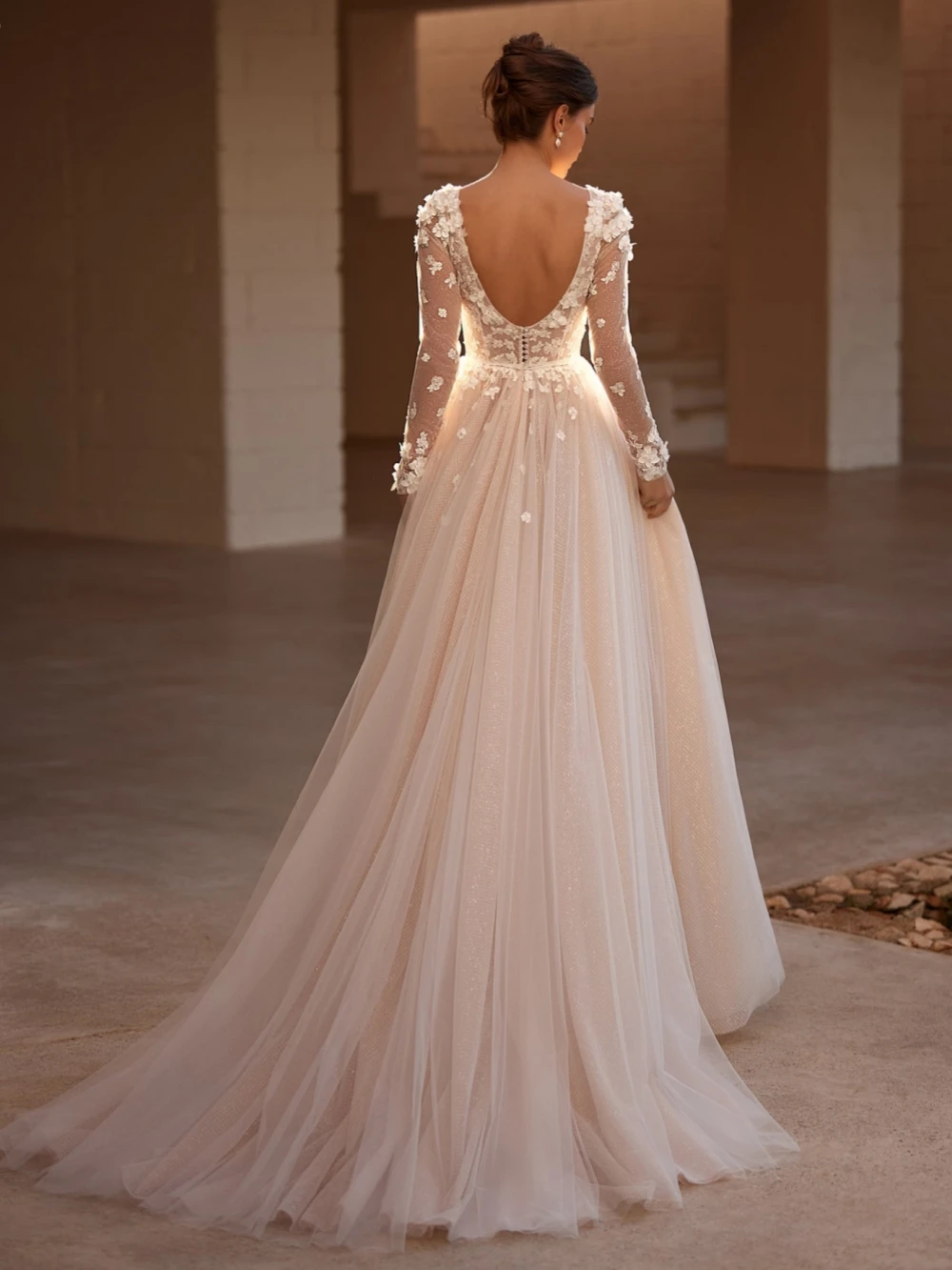 Glitzerndes 3D-Blumen-A-Linien-Spitze-langes Hochzeitskleid, Illusion, langärmeliges Brautkleid, individuelle, bezaubernde Kleider mit V-Ausschnitt für die Braut