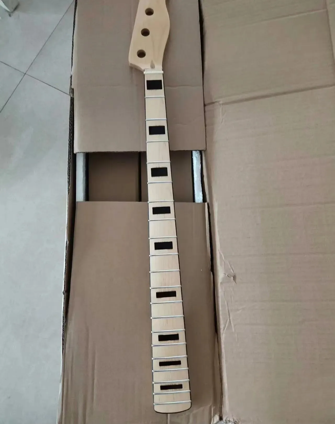 

(A)4-String Bass Guitar Neck Maple Black Block Inlay Original Color New Stainless Steel Strings 20 Frets Maple Fingerboard