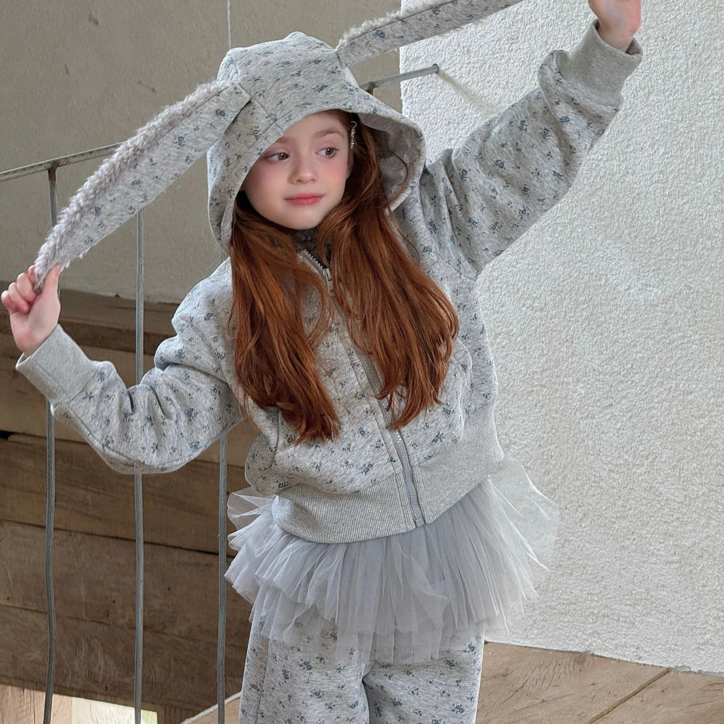 

Костюм для девочек, осень-зима 2022, новая детская одежда, корейский стиль, модное милое плюшевое пальто с капюшоном для девочек, брюки, два комплекта